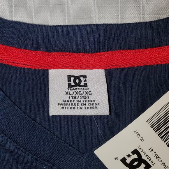 DC Intercept V Neck Graphic T-Shirt Women's Size XL NWT - Picture 3 of 4